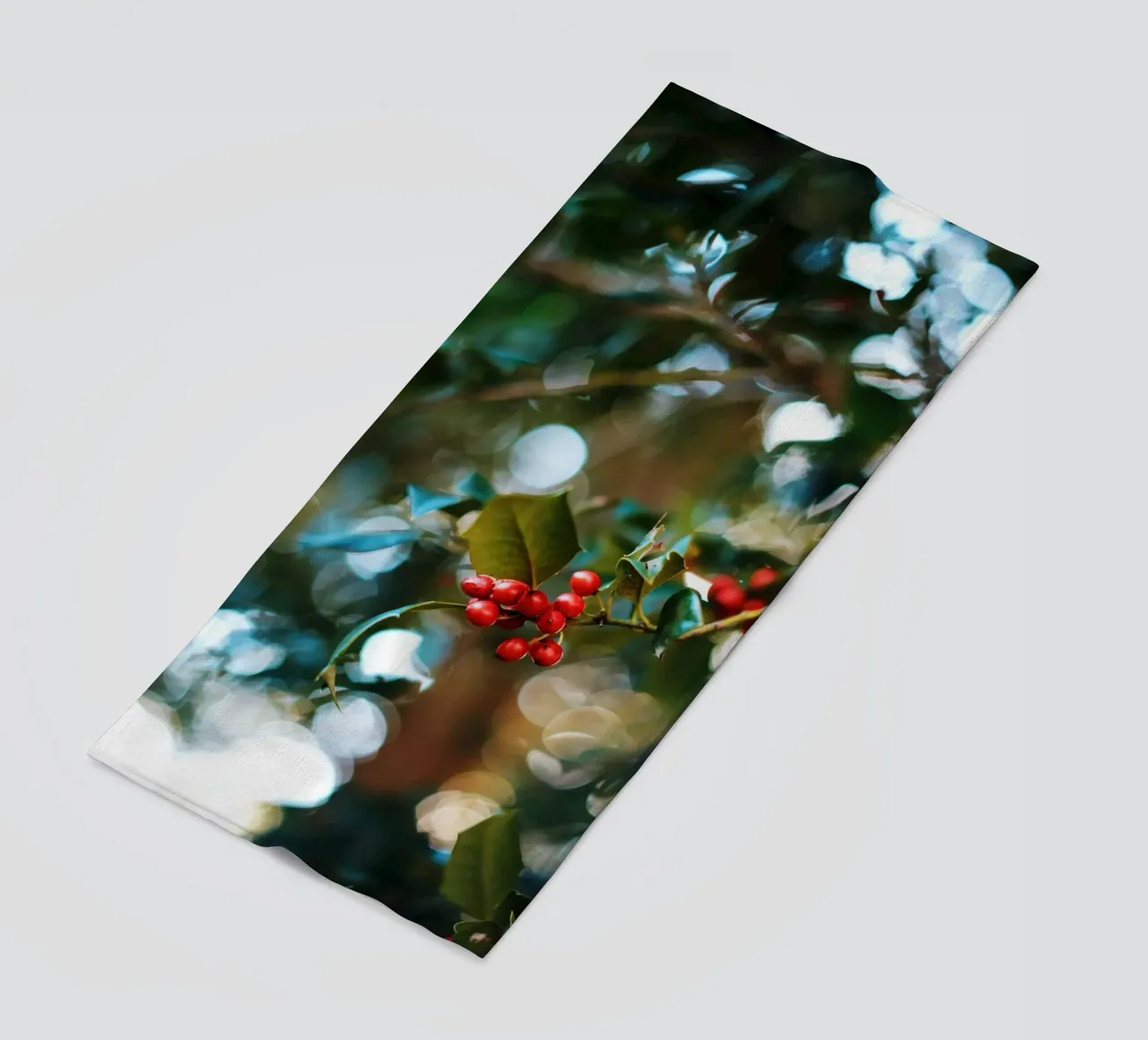 bacche rosse foglie di agrifoglio telo mare da Earthly Visions