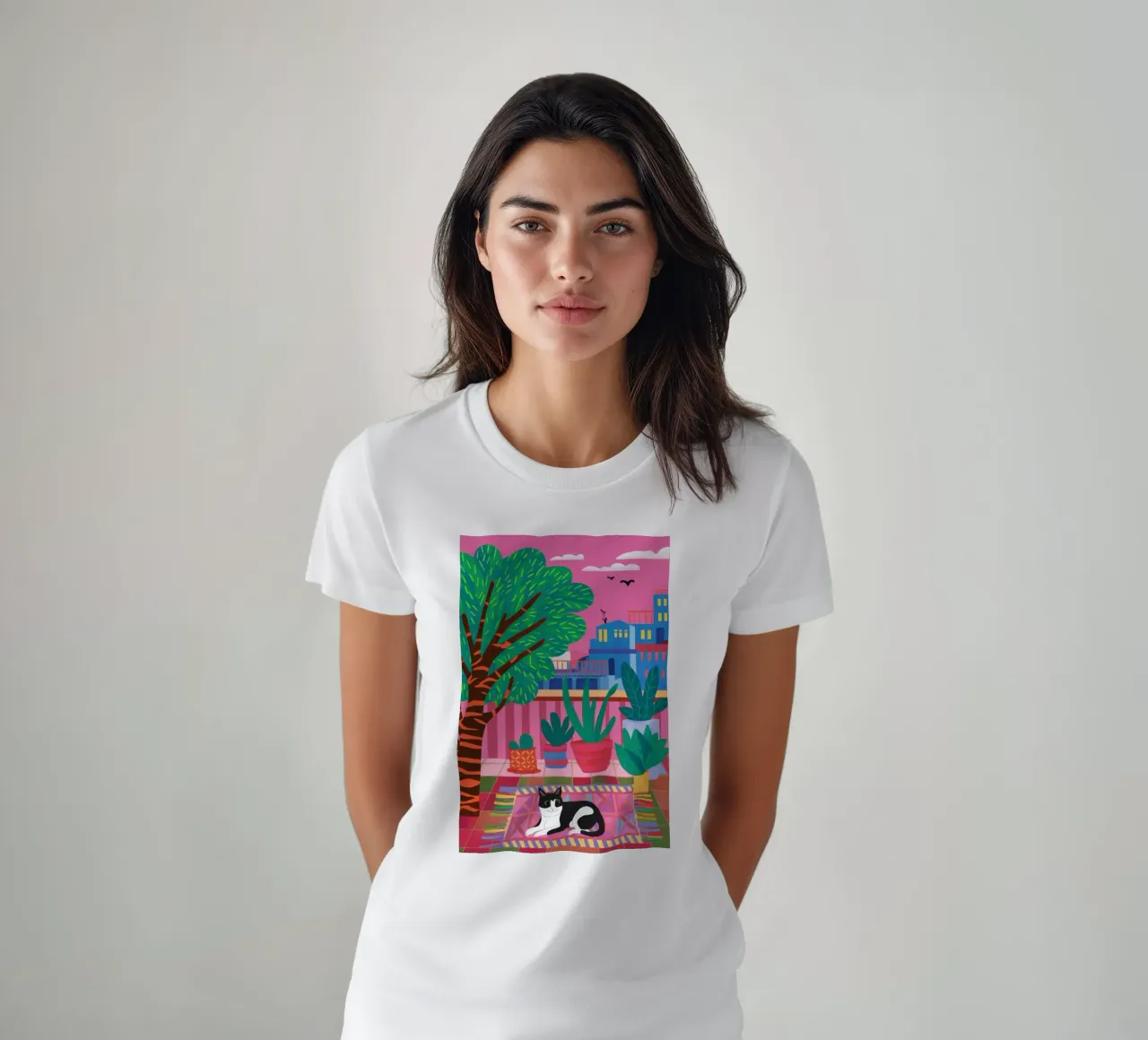 Il sonno felino in giardino t-shirt da Veil Maya