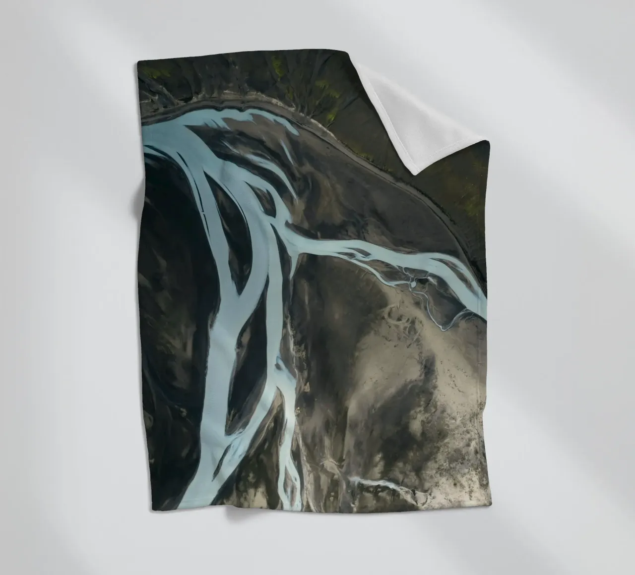 vista aerea del fiume coperta in pile da Earthly Visions