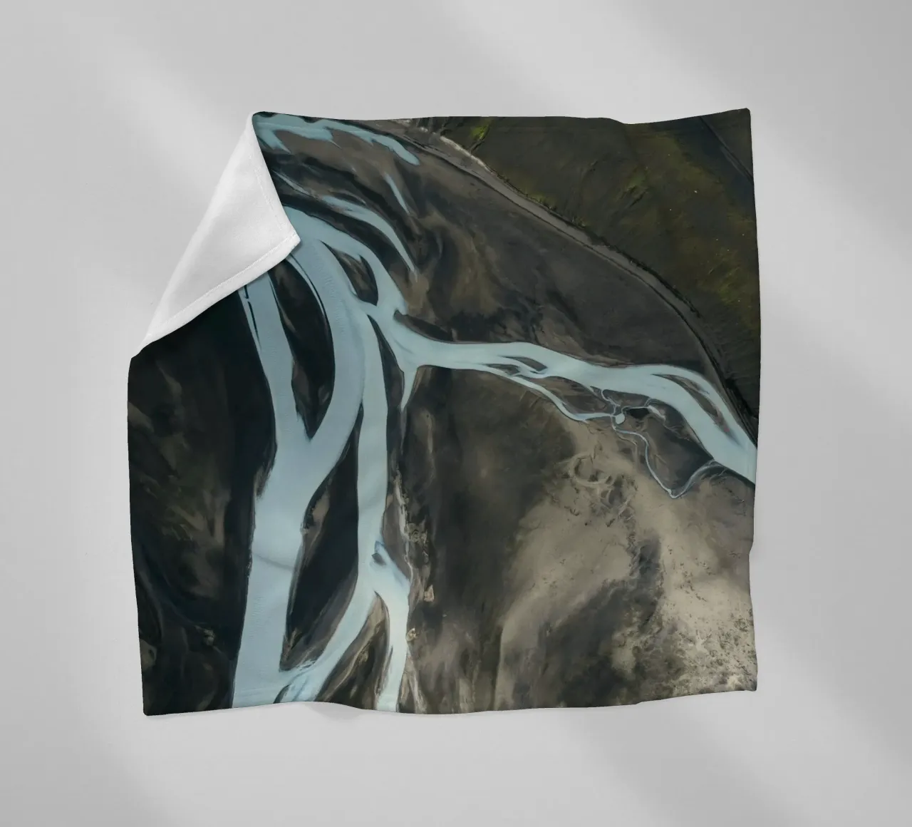 vista aerea del fiume coperta in pile da Earthly Visions