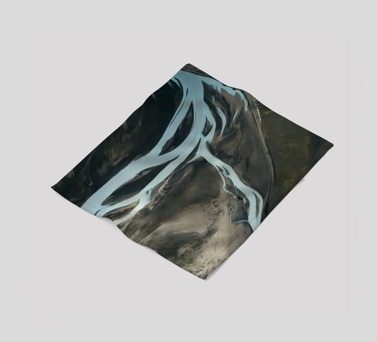 vista aerea del fiume coperta in pile da Earthly Visions