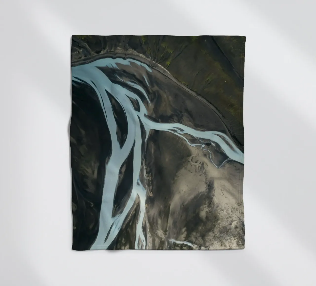 vista aerea del fiume coperta in pile da Earthly Visions