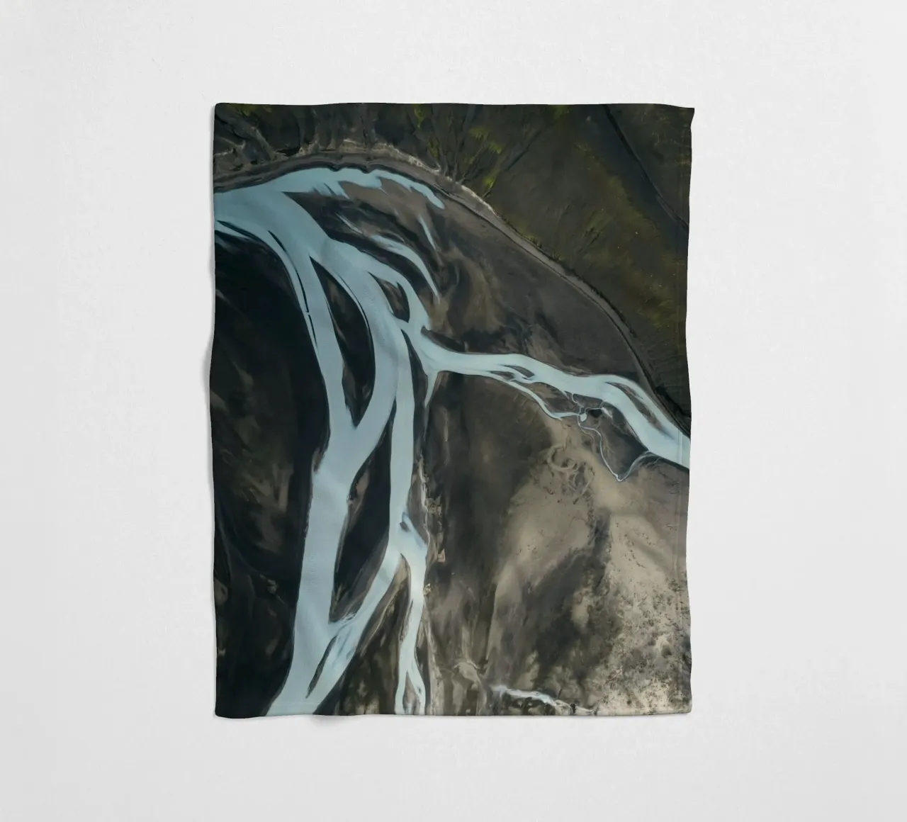 vista aerea del fiume coperta in pile da Earthly Visions