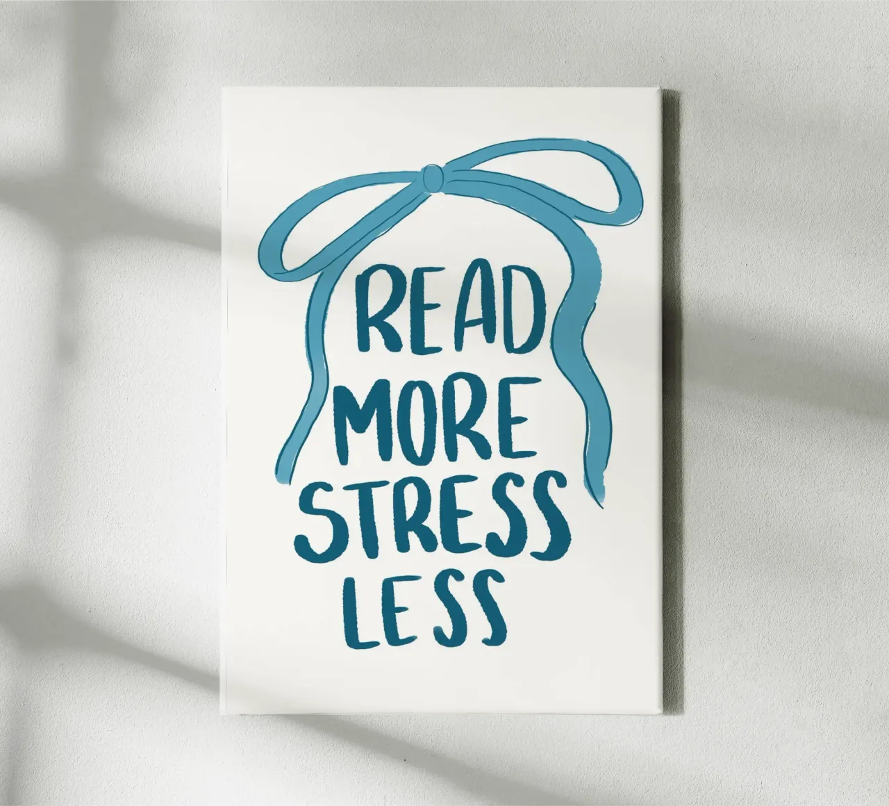 "Leggere di più stressare di meno" Poster con nastro blu calmante tela con Cornice a cassetta da vintagepod