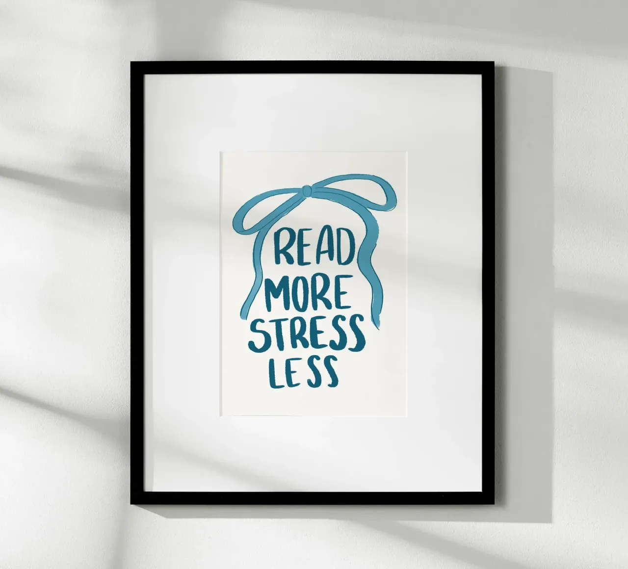 "Leggere di più stressare di meno" Poster con nastro blu calmante poster con telaio in alluminio da vintagepod