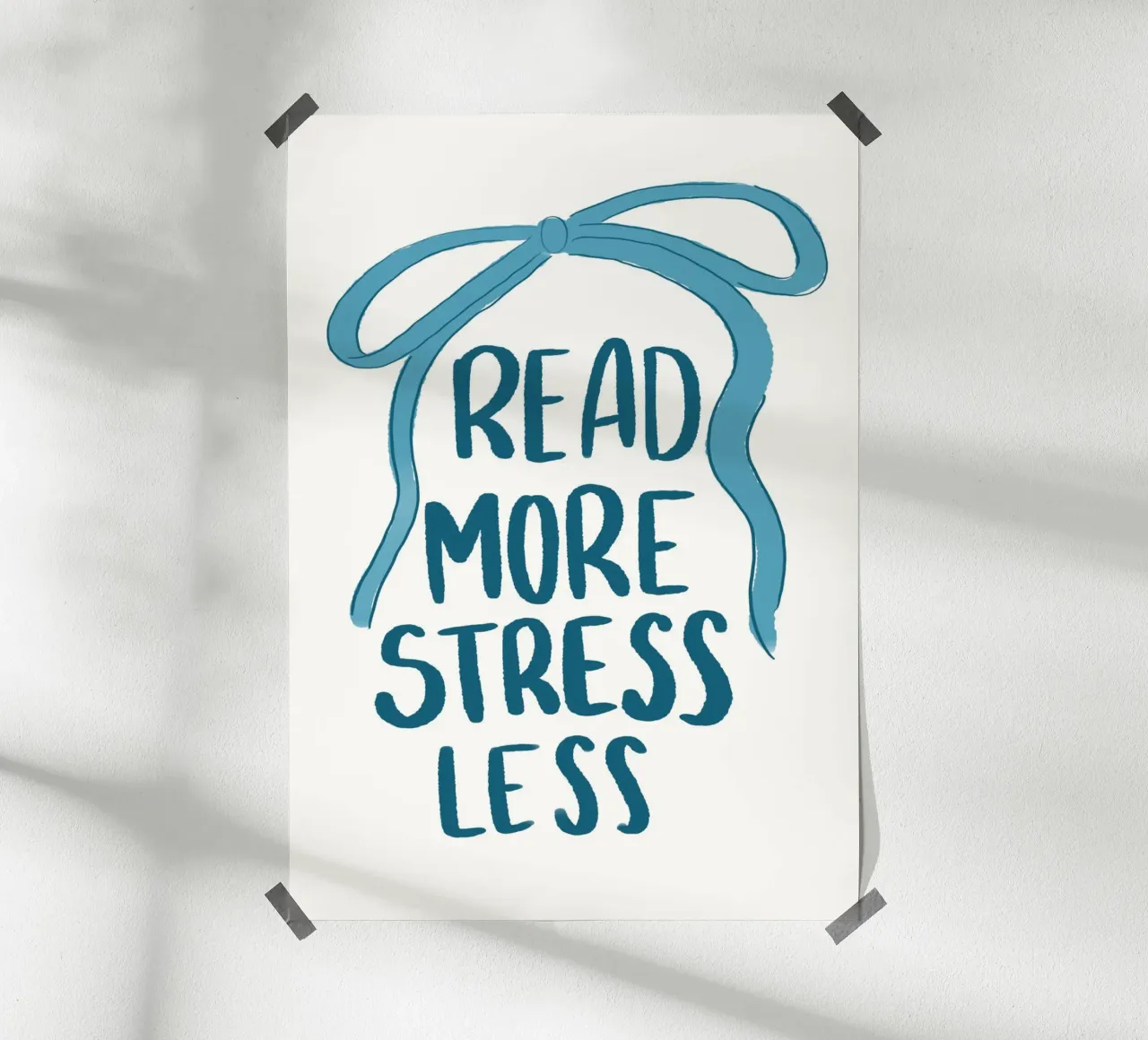 "Leggere di più stressare di meno" Poster con nastro blu calmante poster con telaio in alluminio da vintagepod