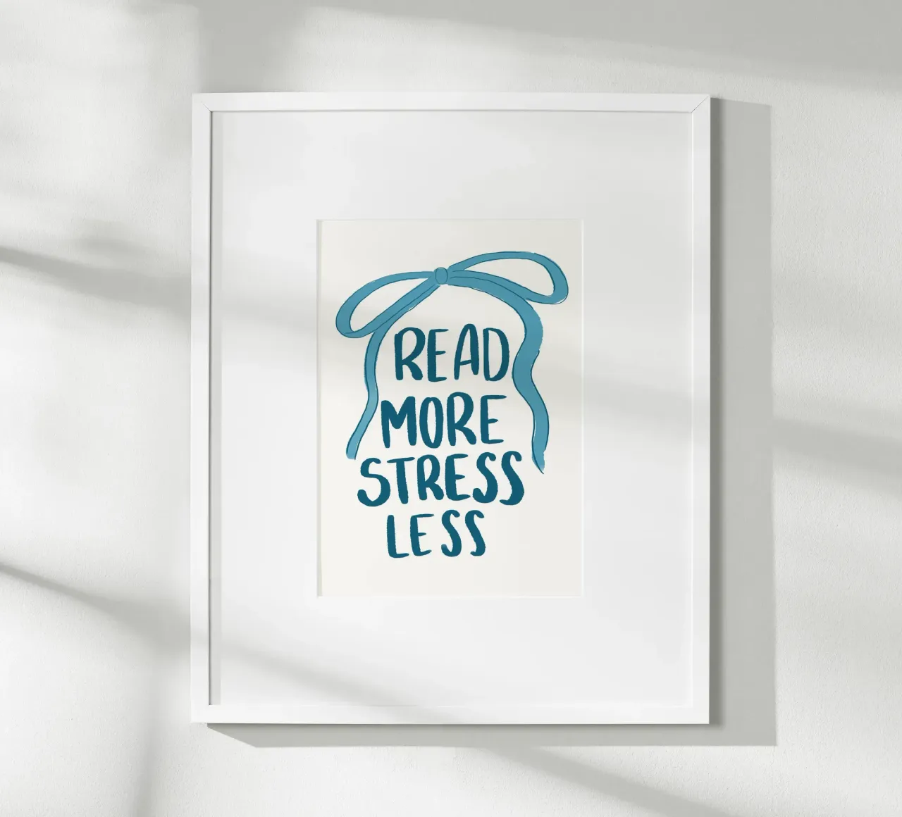 "Leggere di più stressare di meno" Poster con nastro blu calmante poster con telaio in alluminio da vintagepod
