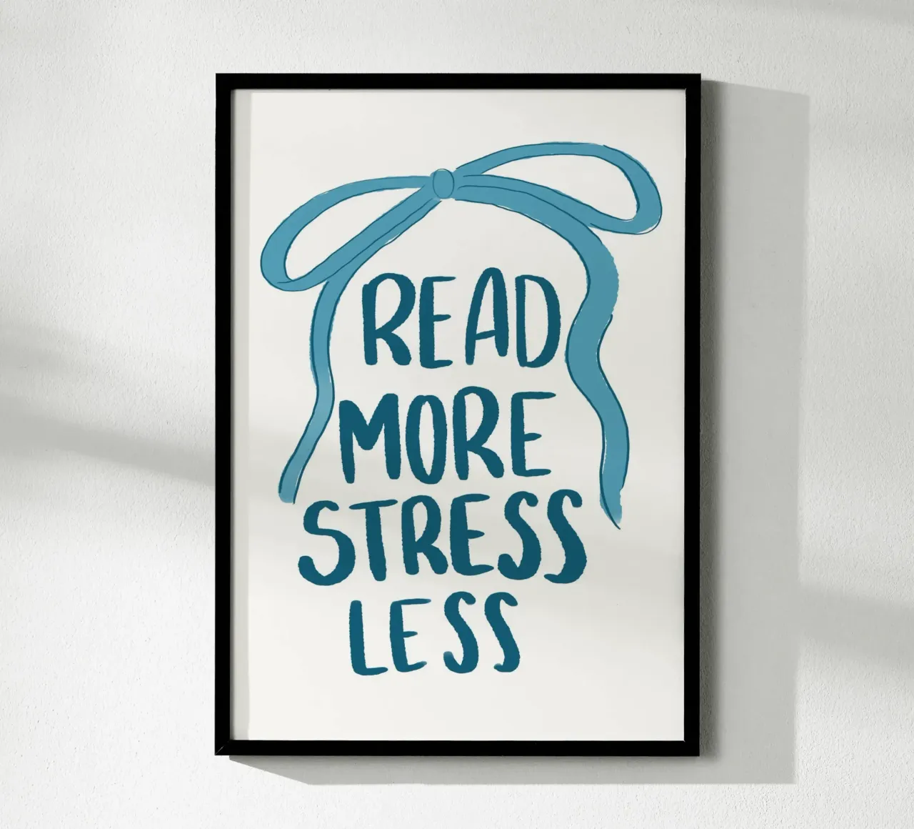 "Leggere di più stressare di meno" Poster con nastro blu calmante poster con telaio in alluminio da vintagepod