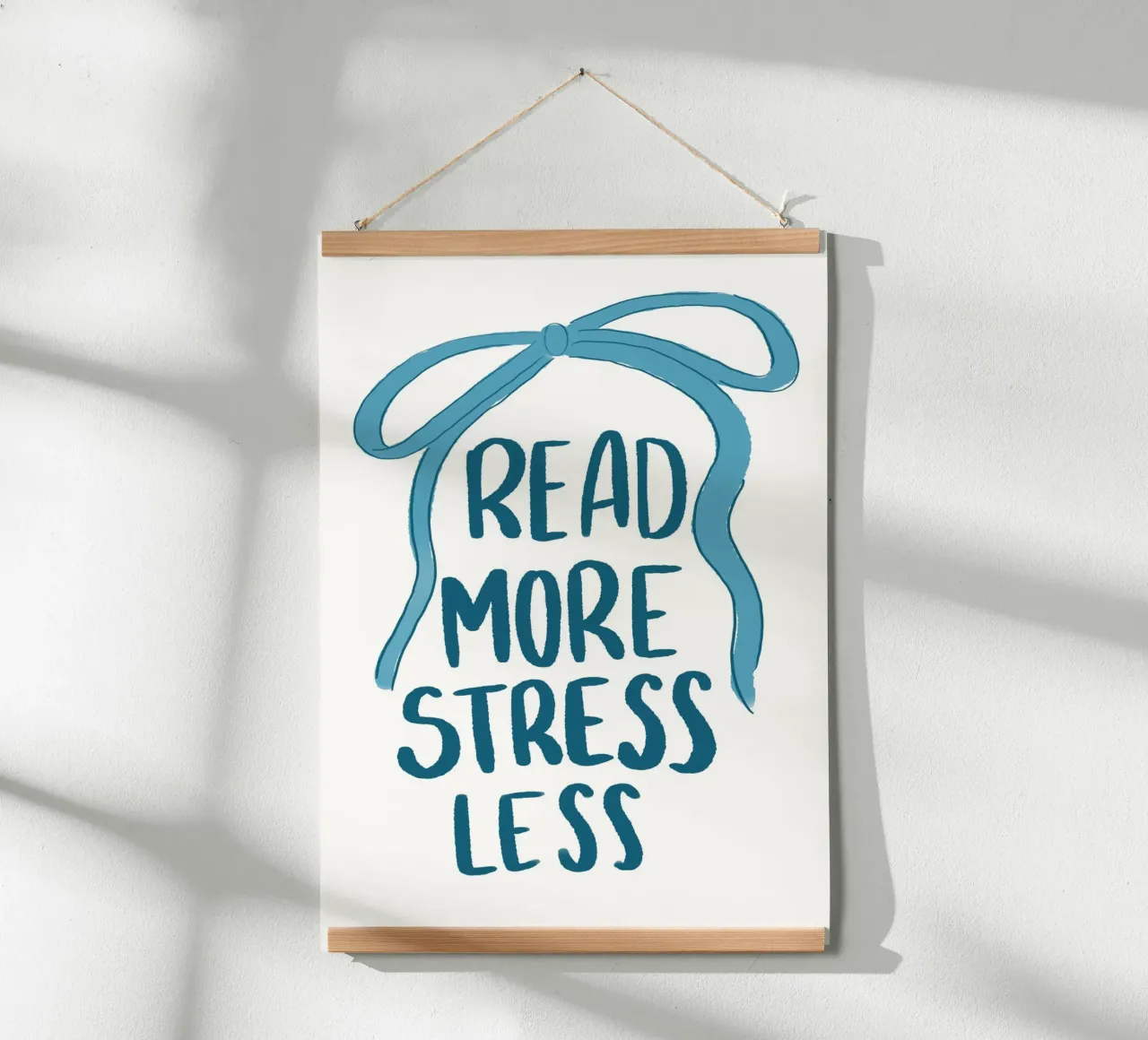 "Leggere di più stressare di meno" Poster con nastro blu calmante poster con telaio in alluminio da vintagepod
