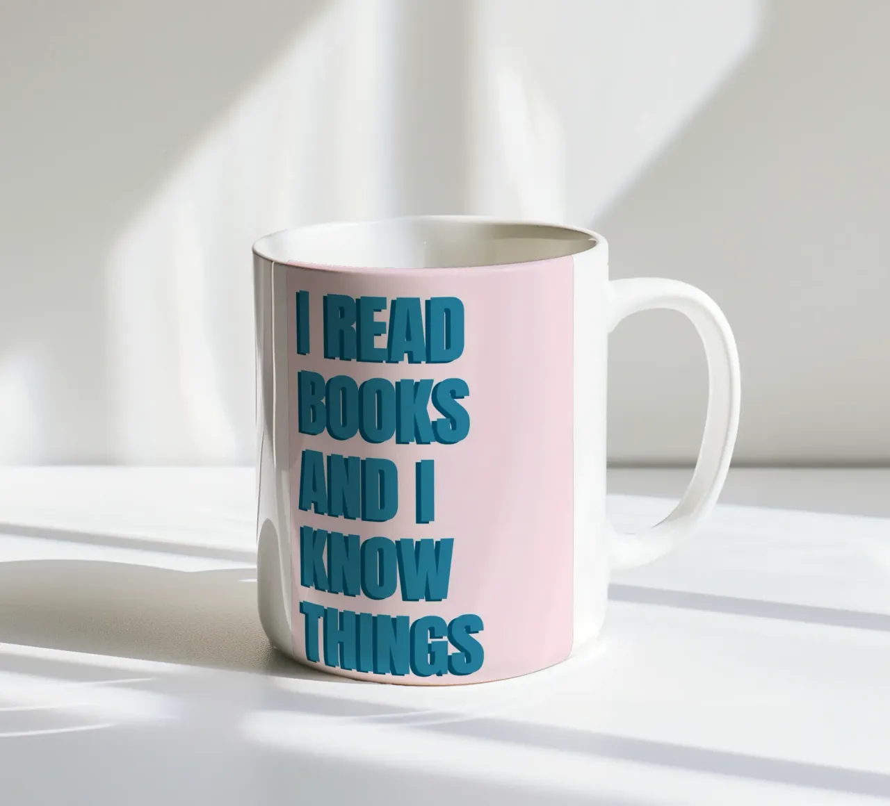 "Ich lese Bücher und weiß Dinge" Popkultur-Poster Keramik Tasse von vintagepod