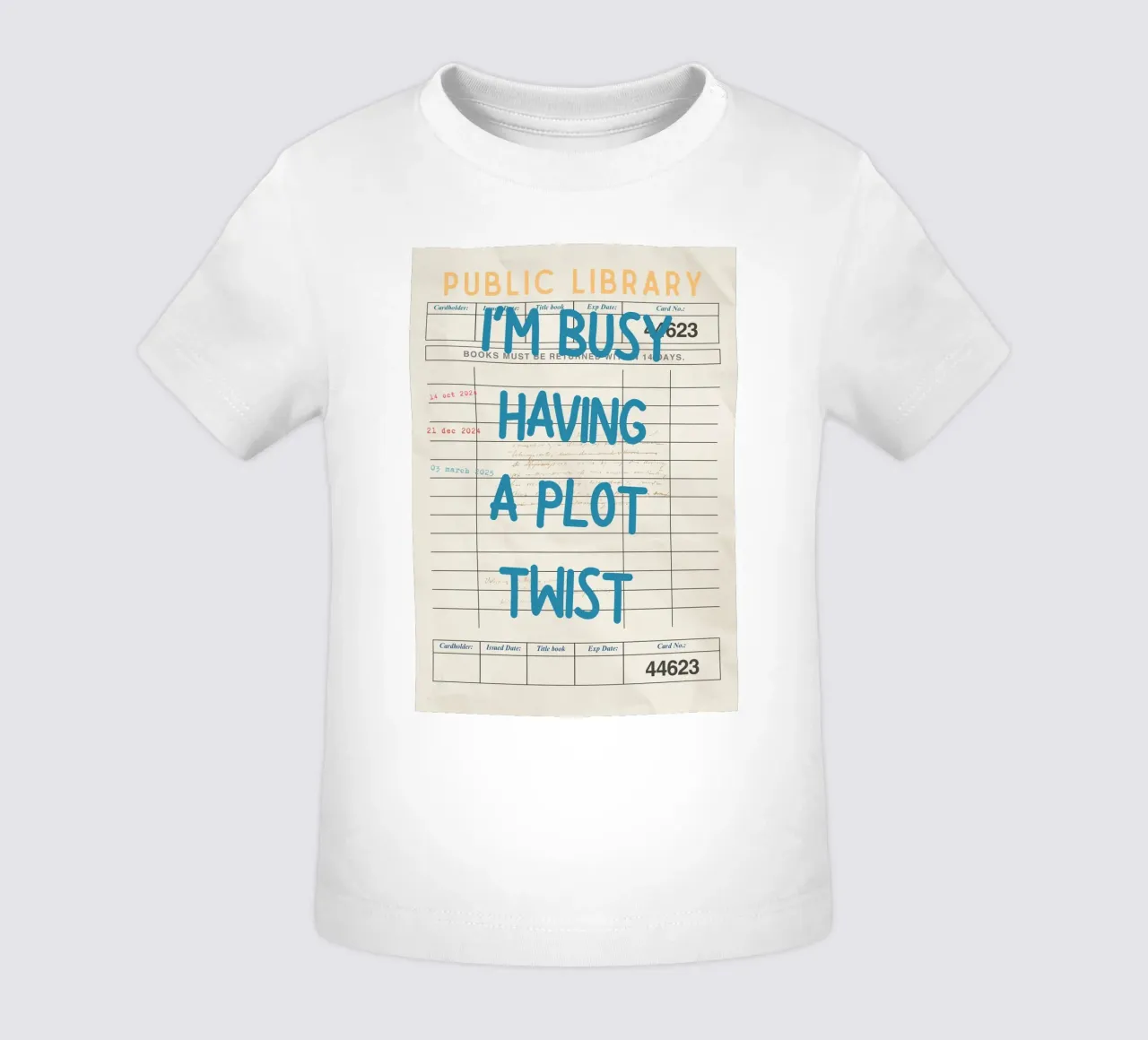 Affiche de la carte de bibliothèque "Je m'occupe d'une intrigue" (I'm Busy Having a Plot Twist) t-shirt pour bébé de vintagepod