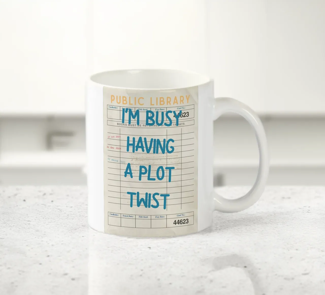 Affiche de la carte de bibliothèque "Je m'occupe d'une intrigue" (I'm Busy Having a Plot Twist) mug en céramique de vintagepod
