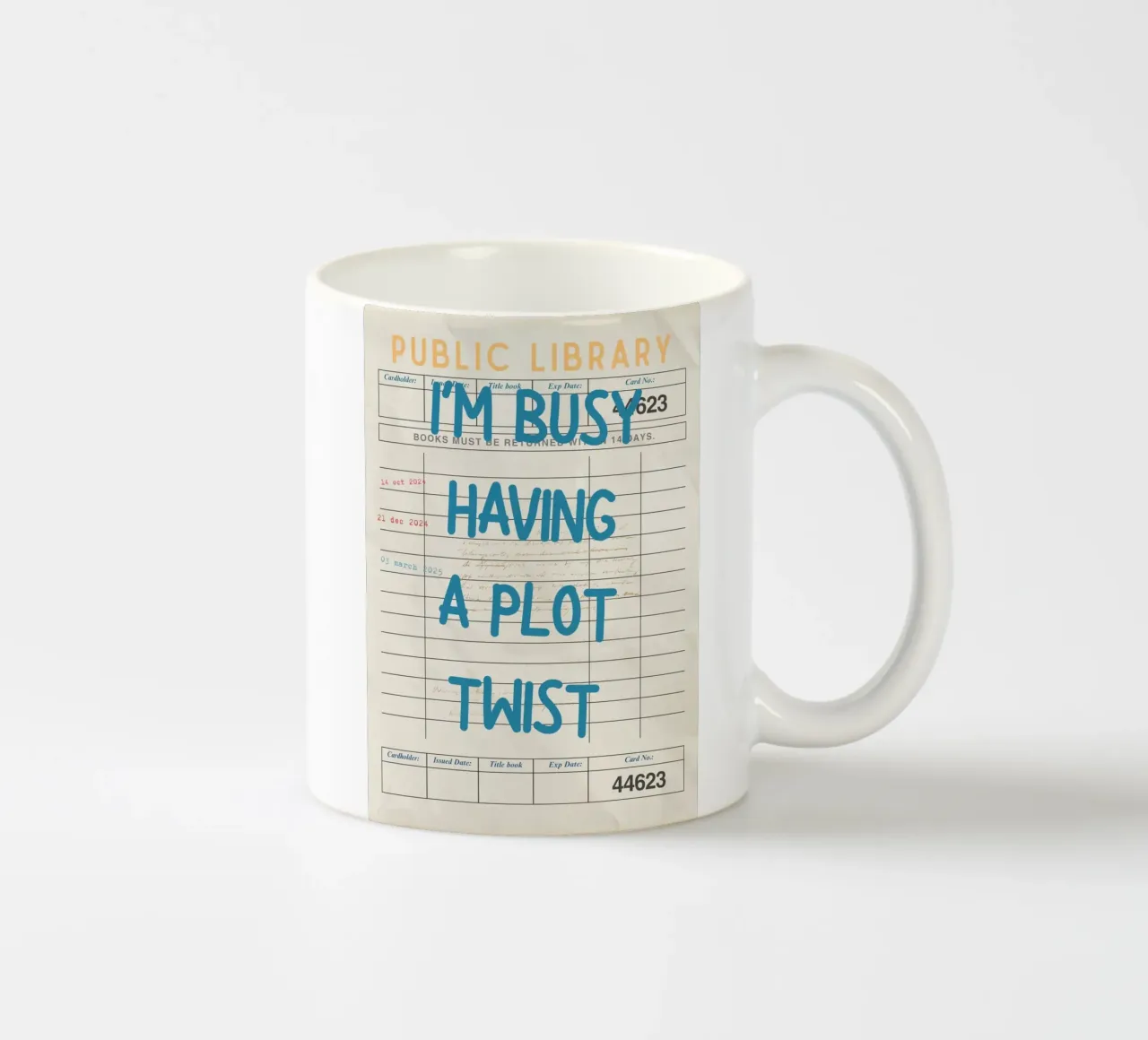Affiche de la carte de bibliothèque "Je m'occupe d'une intrigue" (I'm Busy Having a Plot Twist) mug en céramique de vintagepod