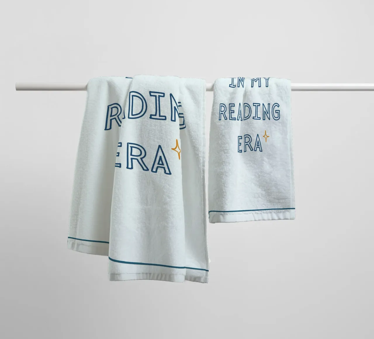 "Dans mon époque de lecture" Affiche à nœud bleu tendance serviette de bain de vintagepod