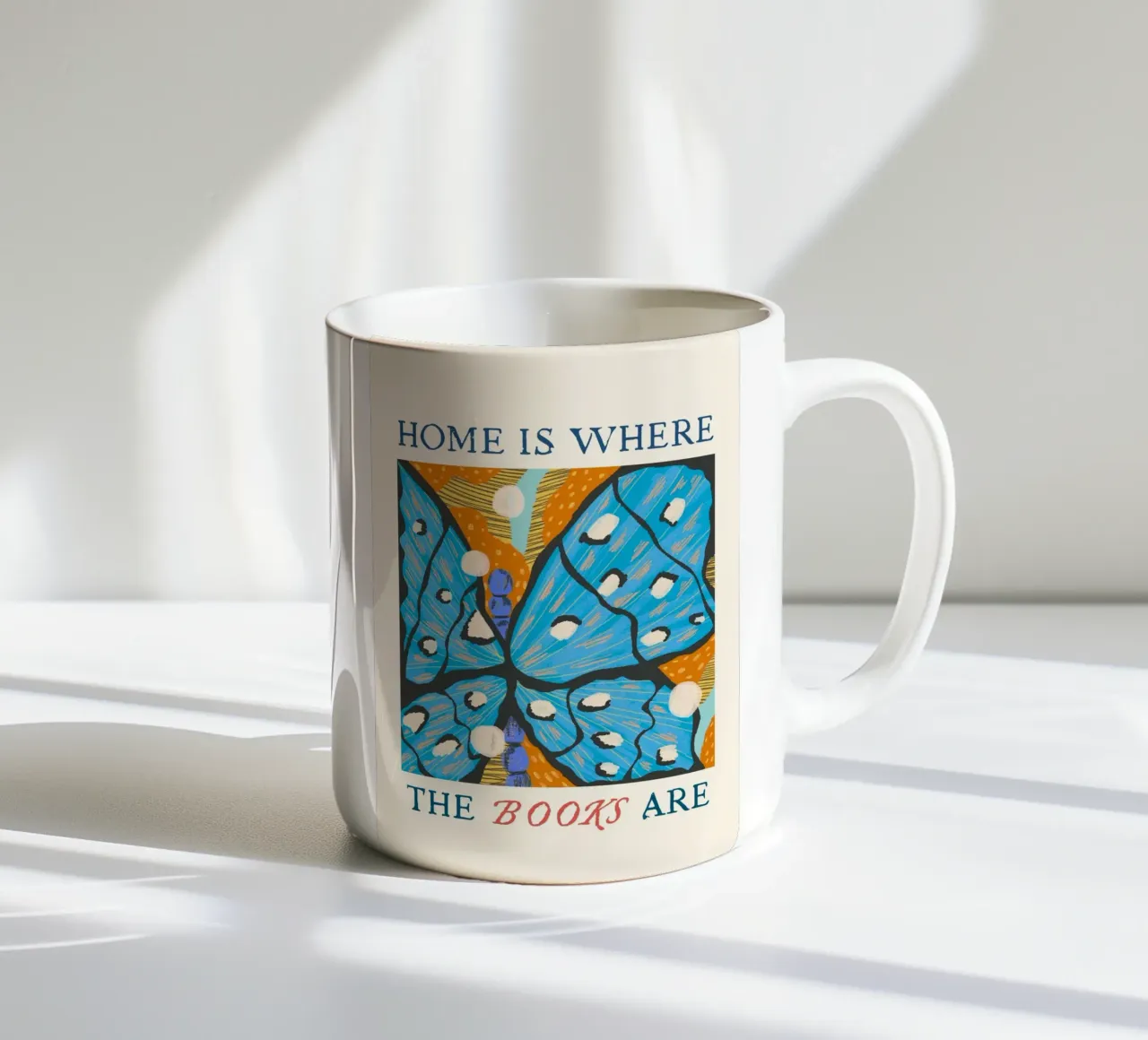 "Home Is Where The Books Are" vlinderkunstdruk keramische mok van vintagepod