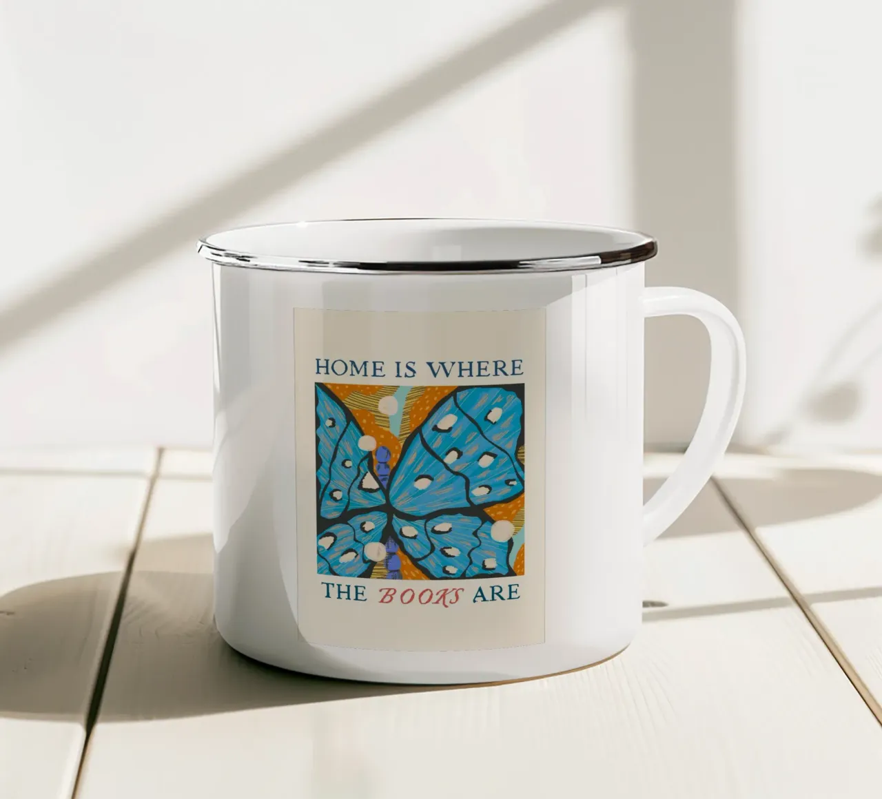 "Home Is Where The Books Are" vlinderkunstdruk emaille mok van vintagepod