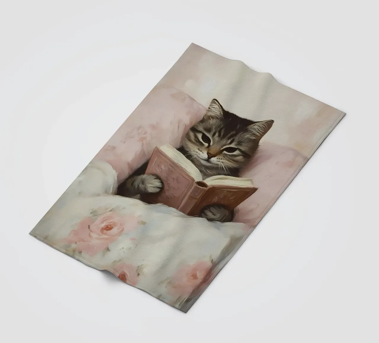 Tabby Katze lesend im Bett - Gemütlicher Bücherwurm Kunst Fleecedecke von vintagepod