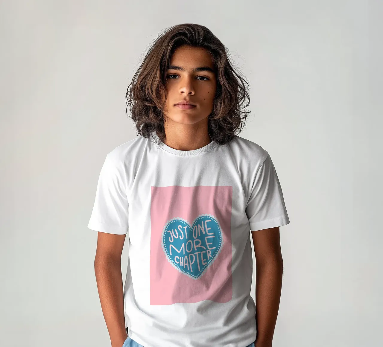 Affiche de lecture "Un chapitre de plus" en forme de cœur t-shirt enfant de vintagepod
