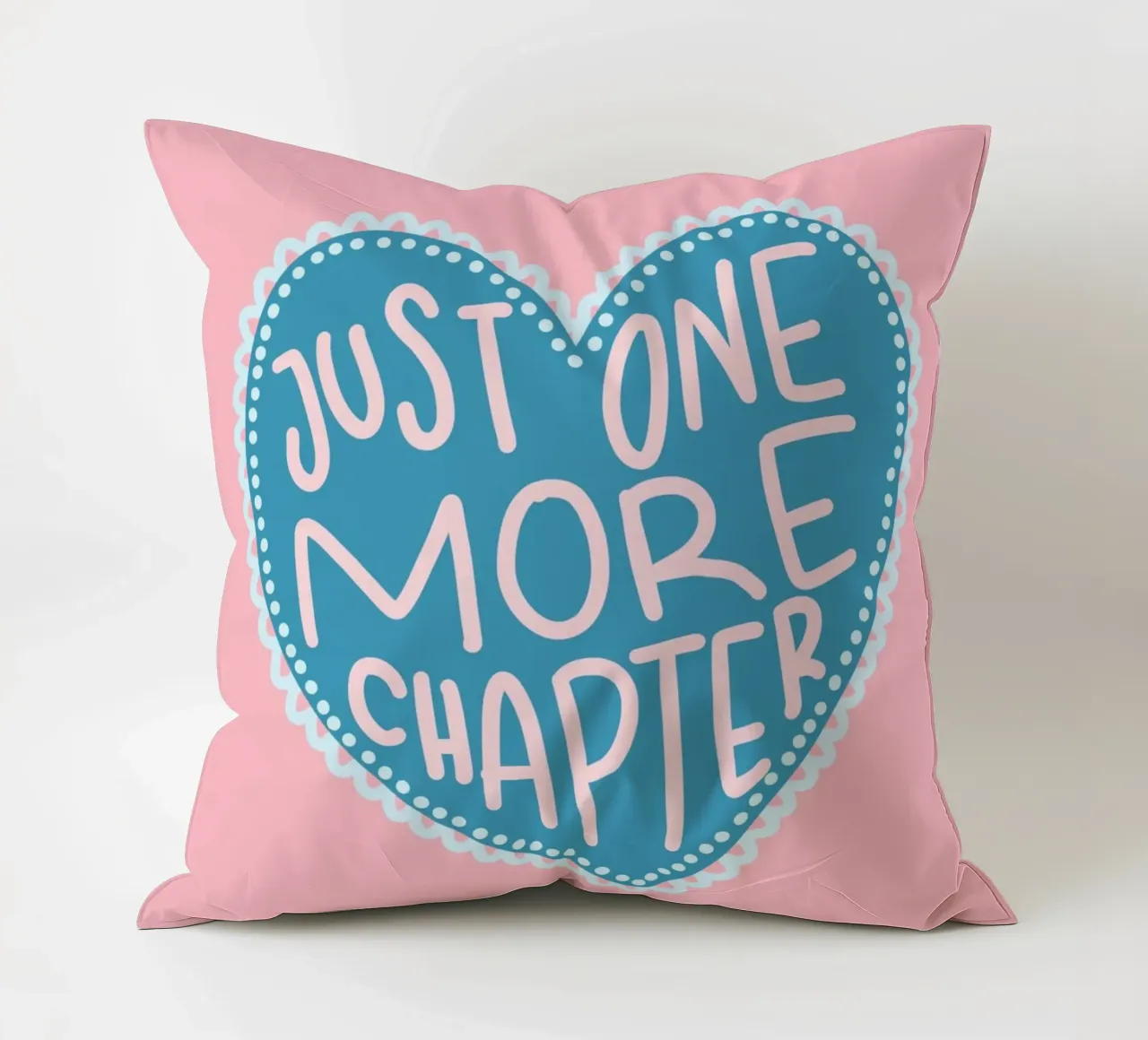 Affiche de lecture "Un chapitre de plus" en forme de cœur coussin de vintagepod