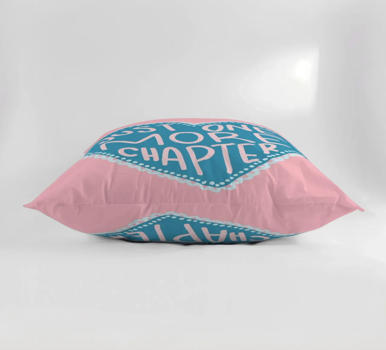 Affiche de lecture "Un chapitre de plus" en forme de cœur coussin de vintagepod