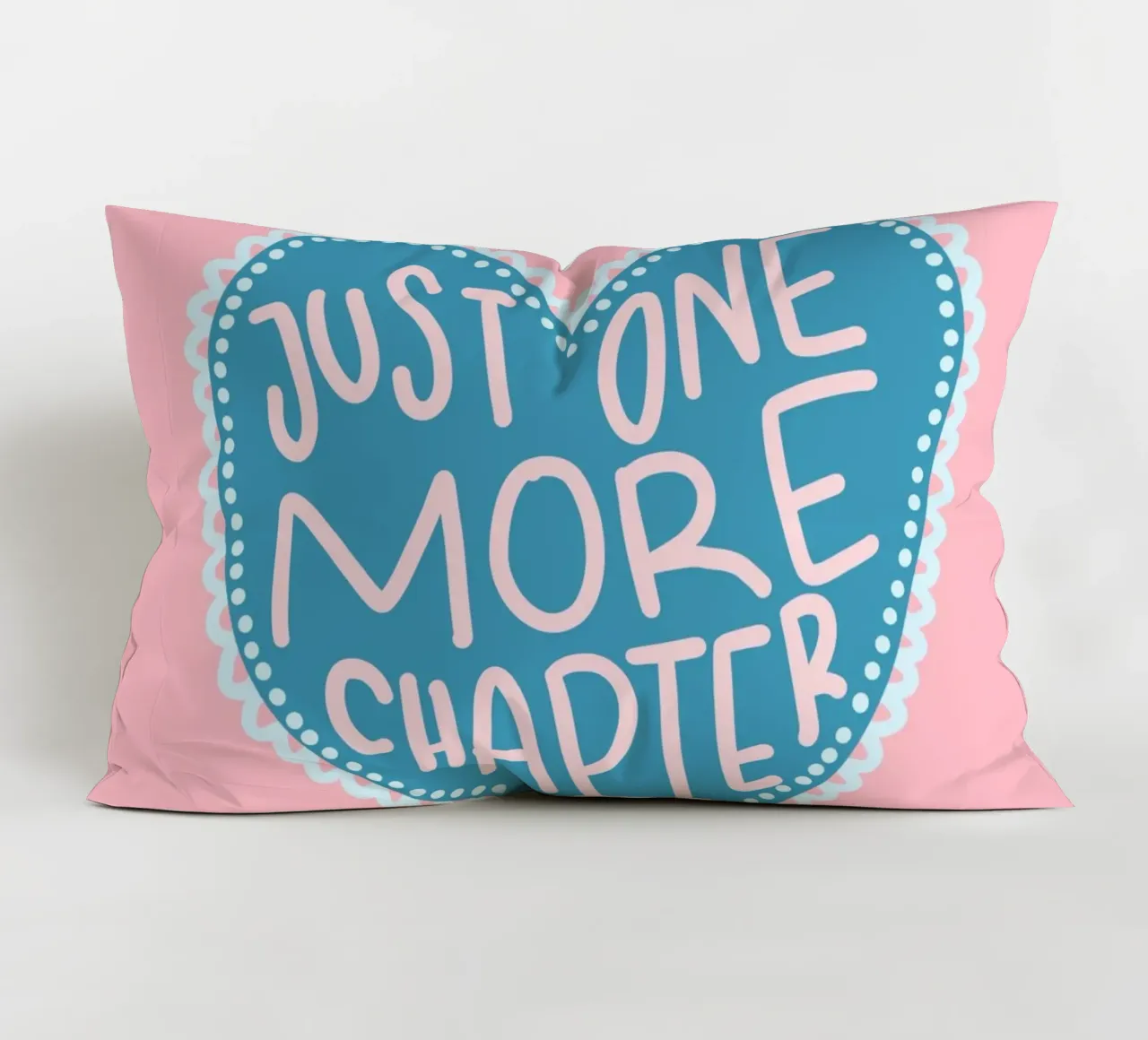 Affiche de lecture "Un chapitre de plus" en forme de cœur coussin de vintagepod