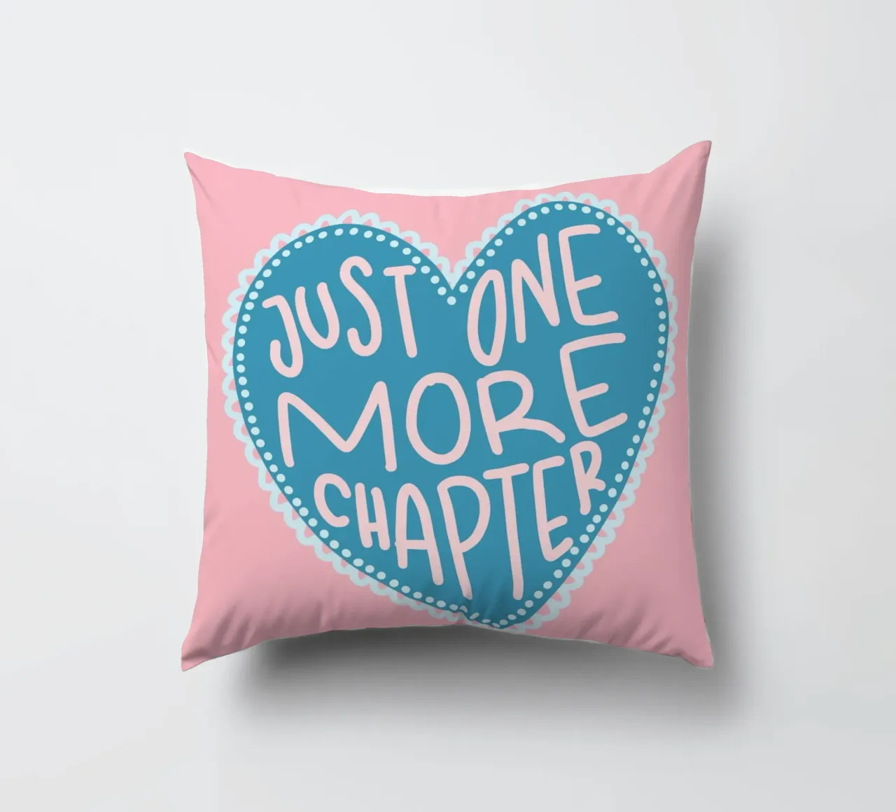 Affiche de lecture "Un chapitre de plus" en forme de cœur coussin de vintagepod