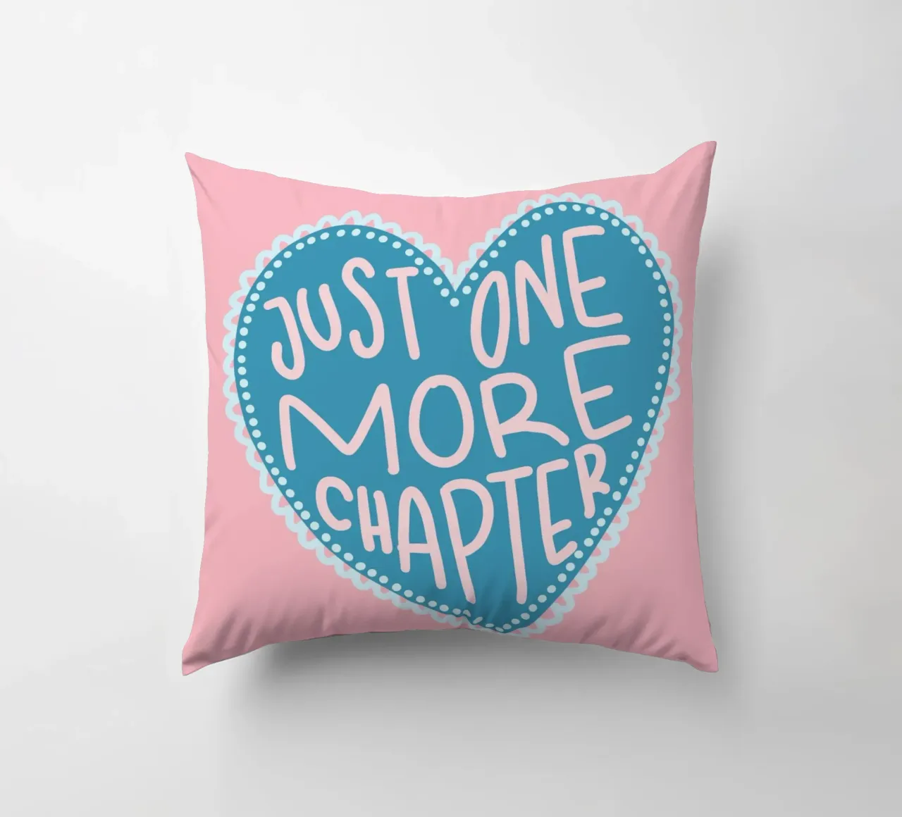 Affiche de lecture "Un chapitre de plus" en forme de cœur coussin de vintagepod