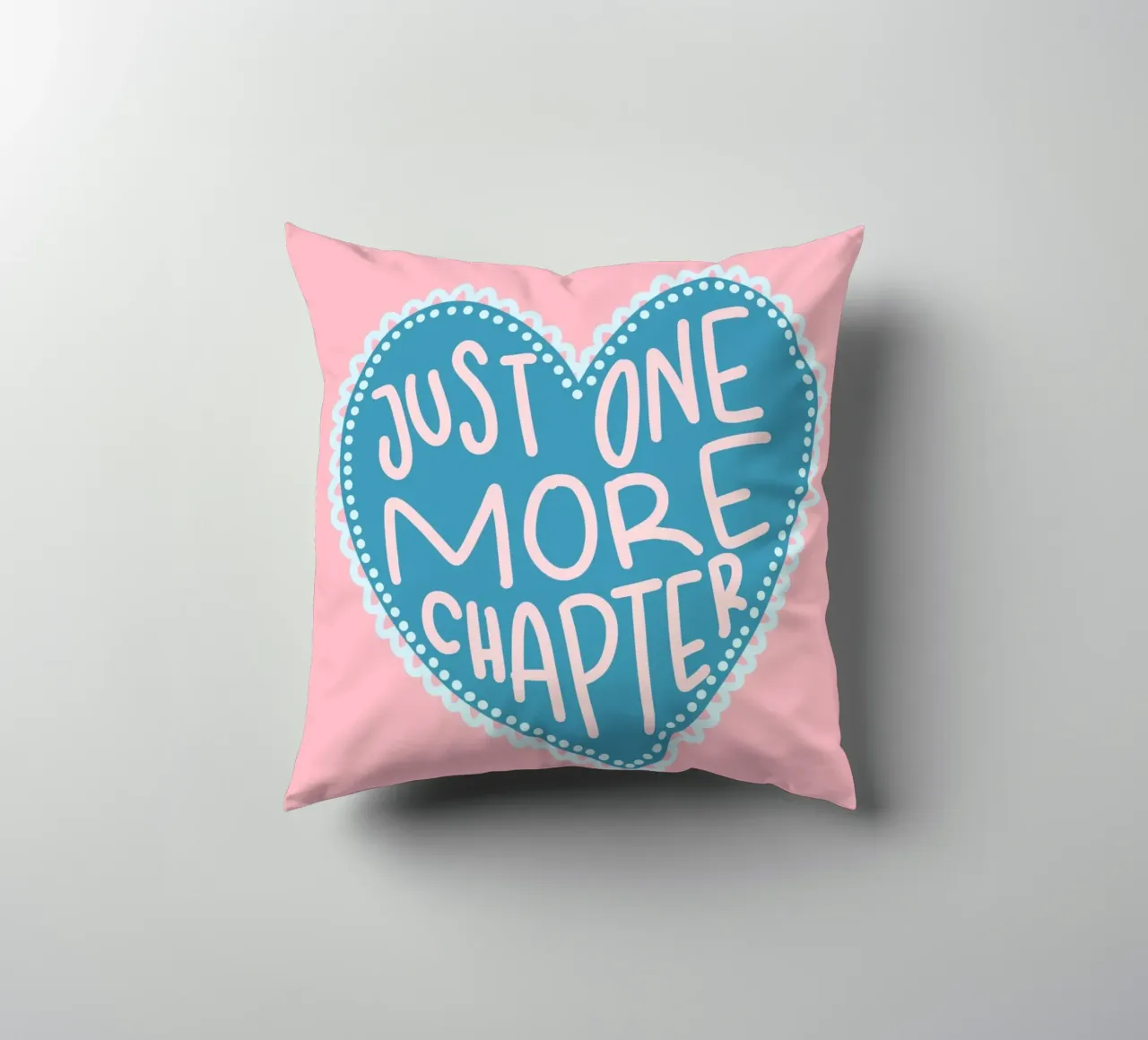 Affiche de lecture "Un chapitre de plus" en forme de cœur coussin de vintagepod