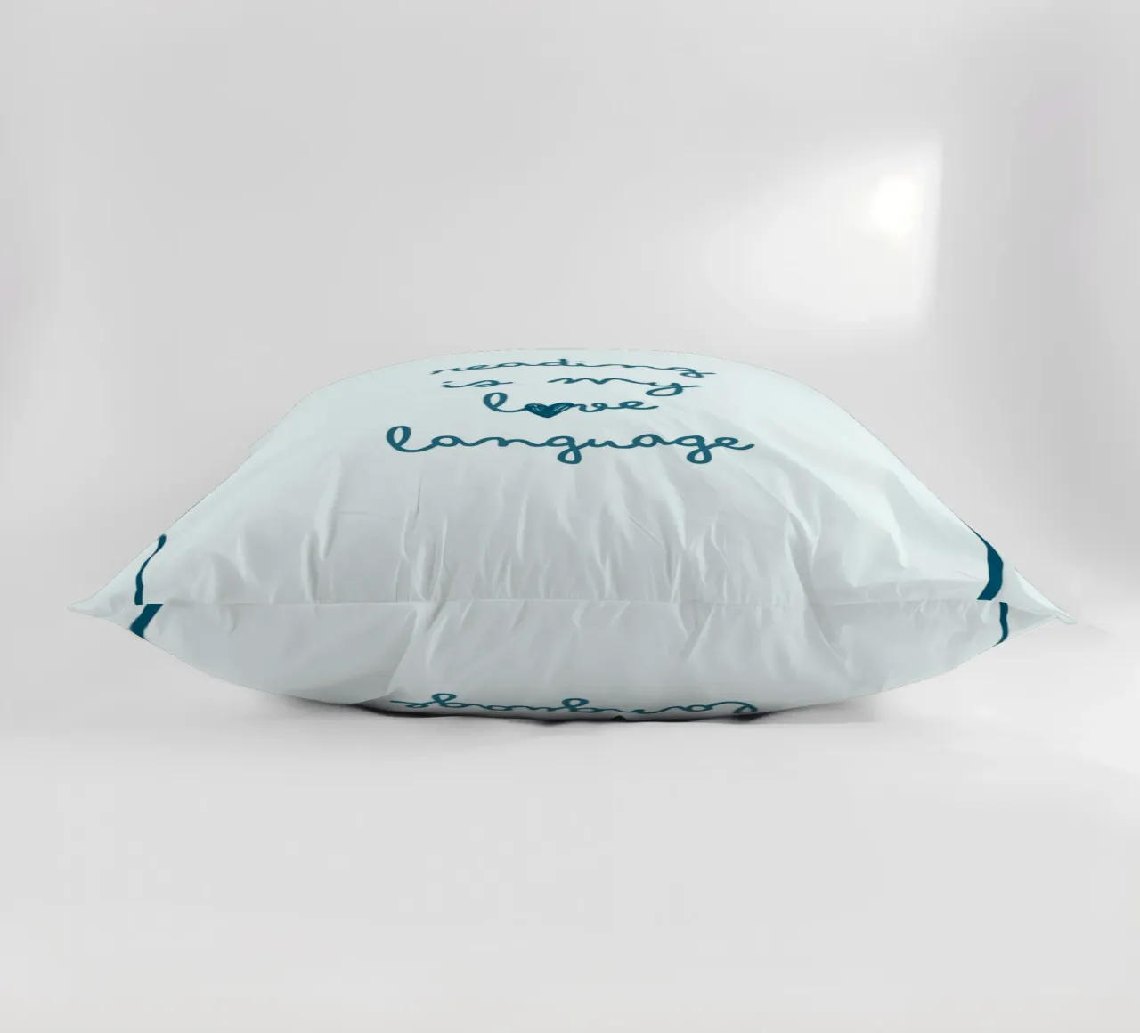 Affiche "Reading Is My Love Language" (La lecture est ma langue d'amour) avec nœud bleu coussin de vintagepod
