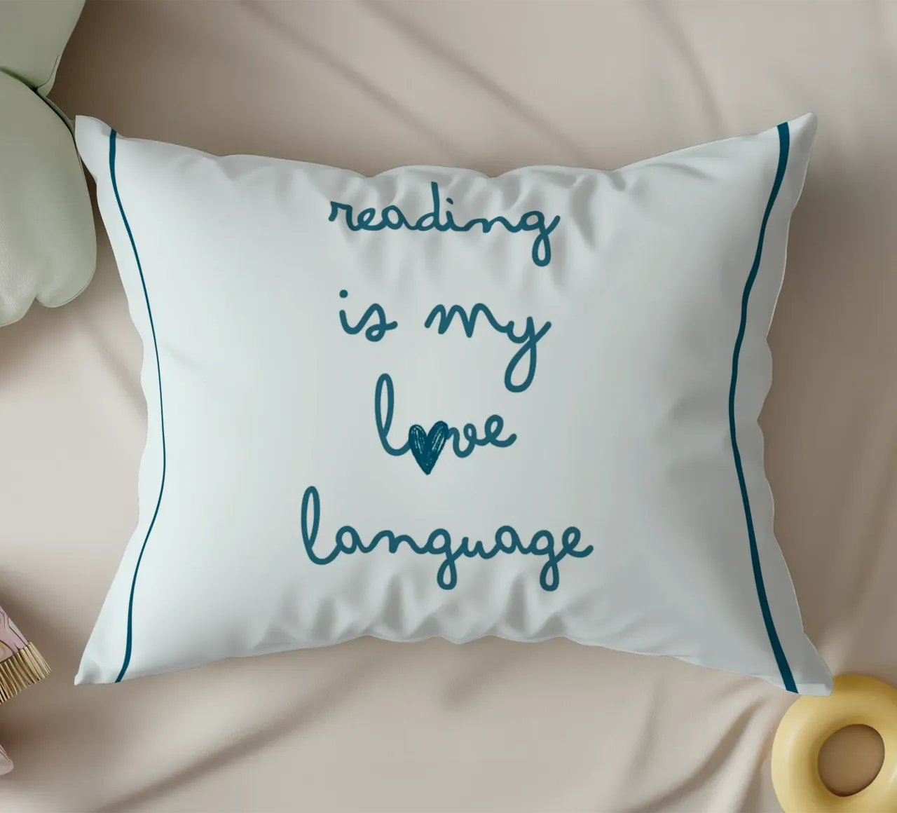 Affiche "Reading Is My Love Language" (La lecture est ma langue d'amour) avec nœud bleu coussin de vintagepod