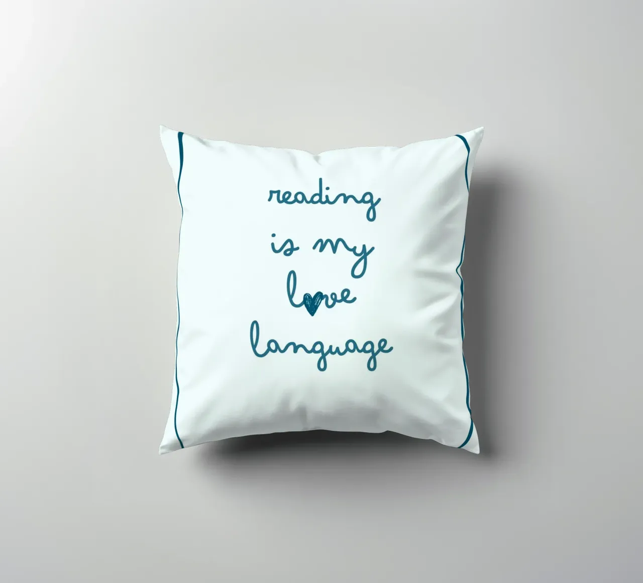 Affiche "Reading Is My Love Language" (La lecture est ma langue d'amour) avec nœud bleu coussin de vintagepod