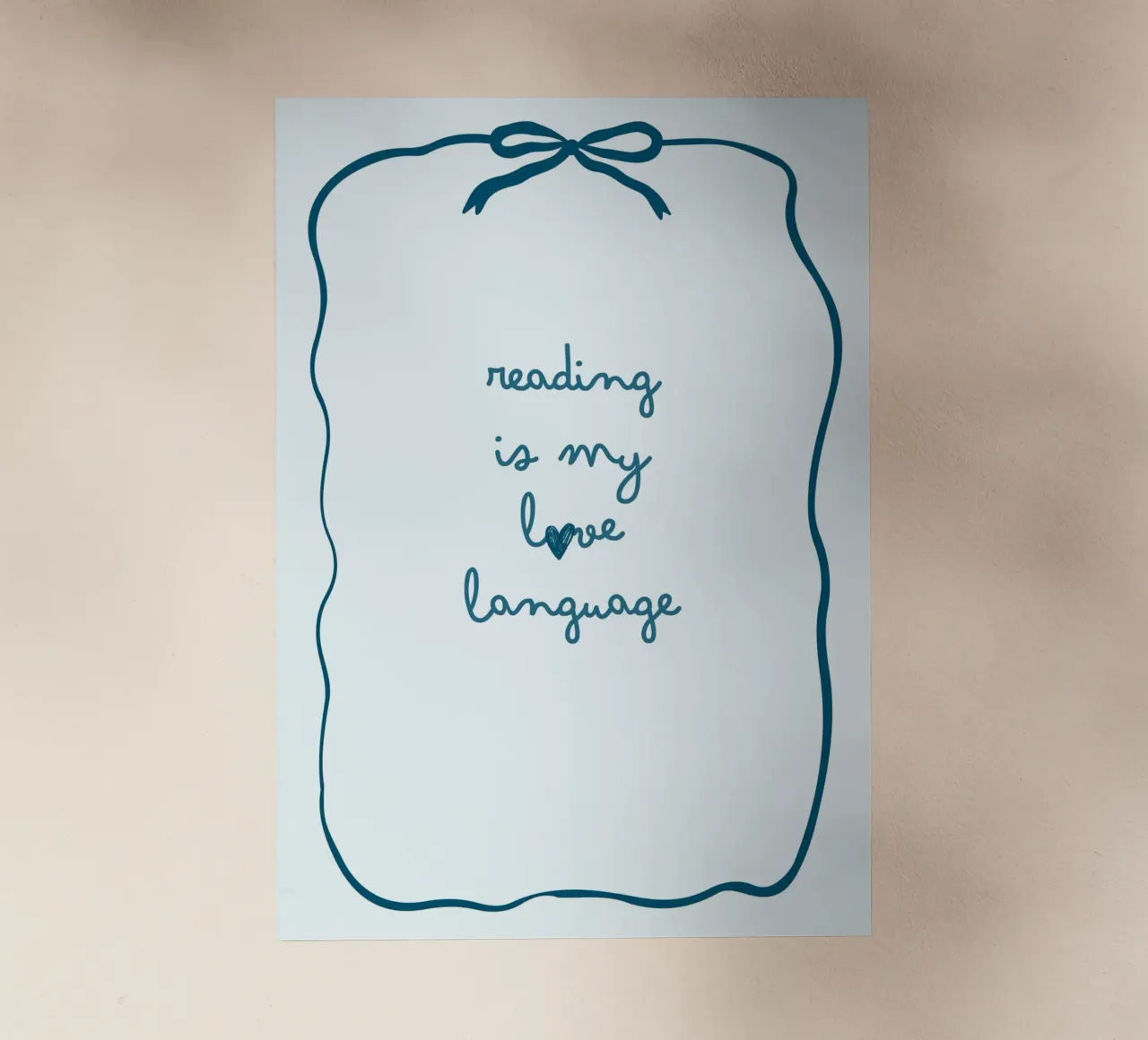 Affiche "Reading Is My Love Language" (La lecture est ma langue d'amour) avec nœud bleu film rétro-éclairé de vintagepod