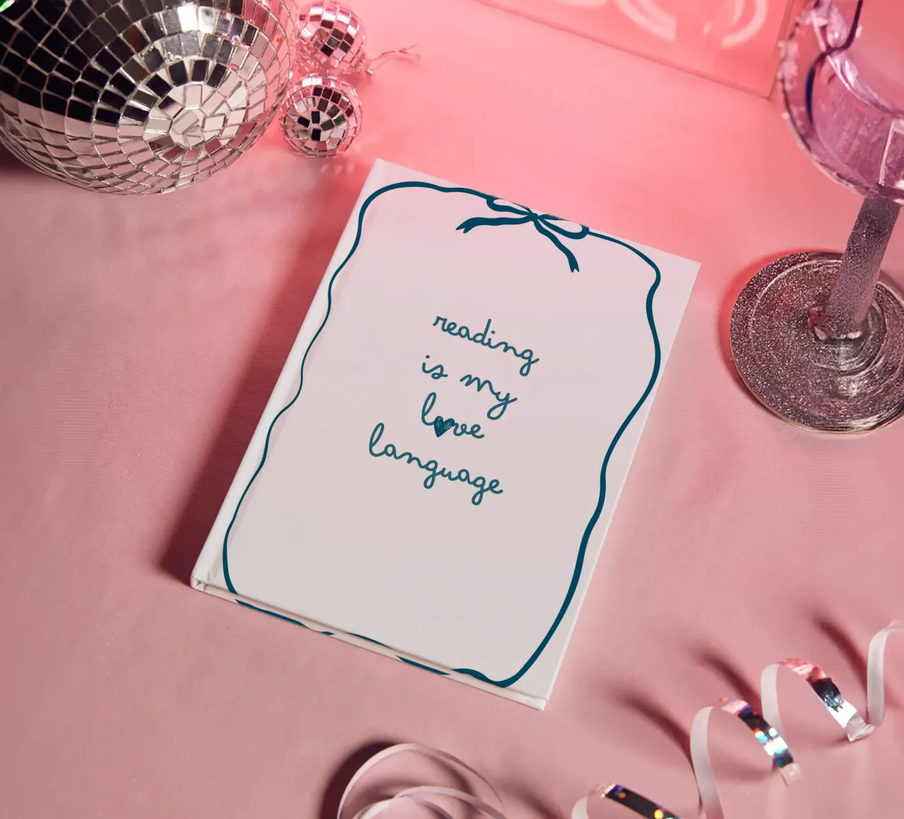 Affiche "Reading Is My Love Language" (La lecture est ma langue d'amour) avec nœud bleu carnet de notes de vintagepod