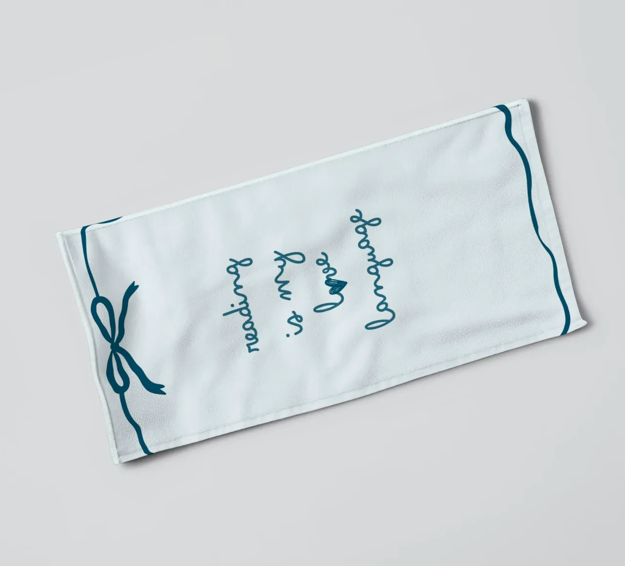 Affiche "Reading Is My Love Language" (La lecture est ma langue d'amour) avec nœud bleu serviette de bain de vintagepod