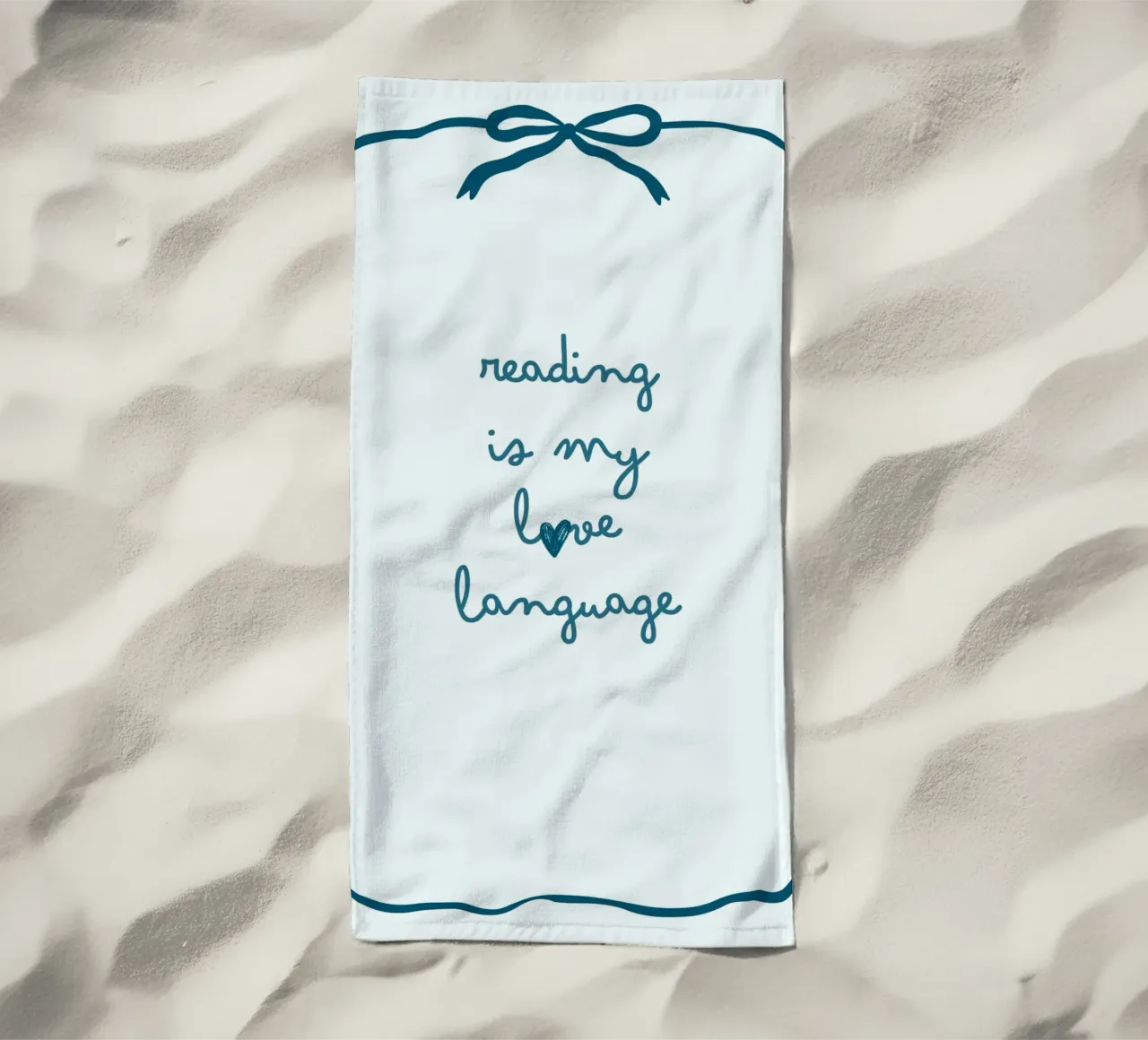 Affiche "Reading Is My Love Language" (La lecture est ma langue d'amour) avec nœud bleu serviette de plage de vintagepod
