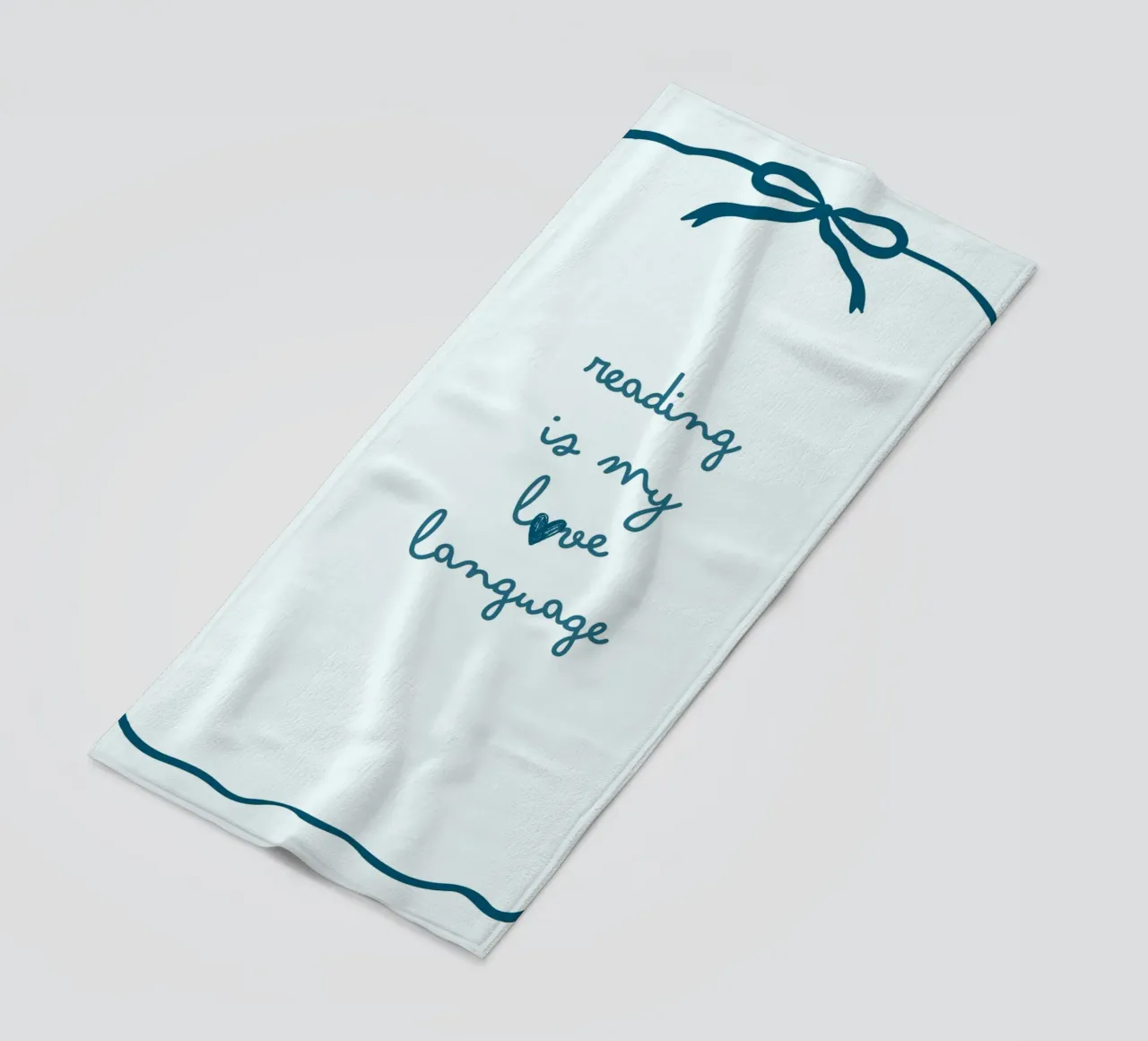 Affiche "Reading Is My Love Language" (La lecture est ma langue d'amour) avec nœud bleu serviette de plage de vintagepod