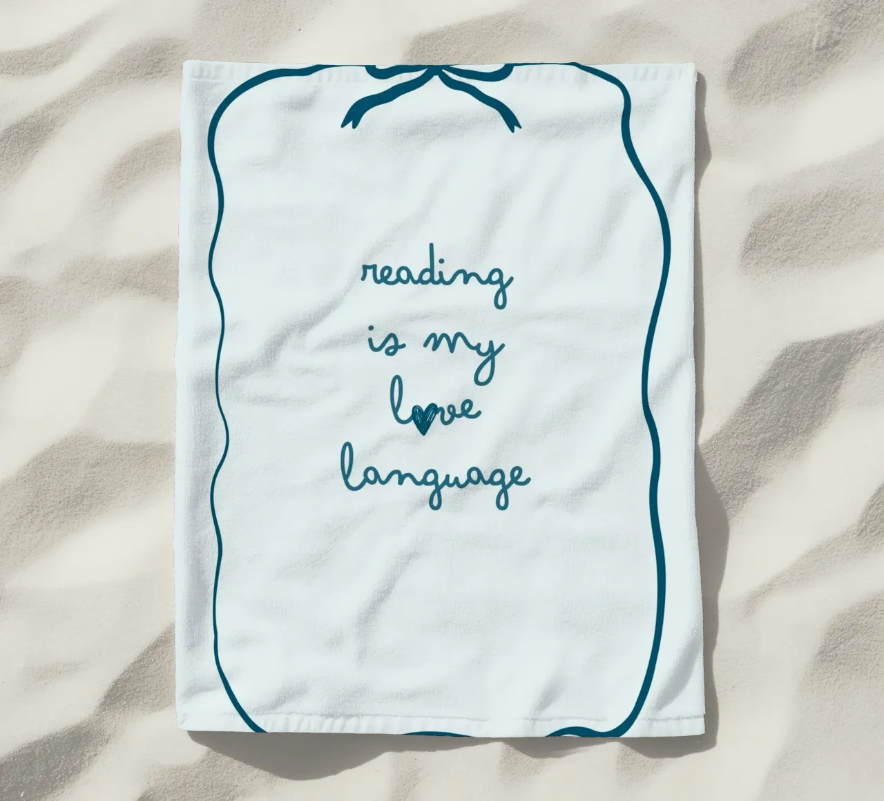 Affiche "Reading Is My Love Language" (La lecture est ma langue d'amour) avec nœud bleu serviette de plage de vintagepod