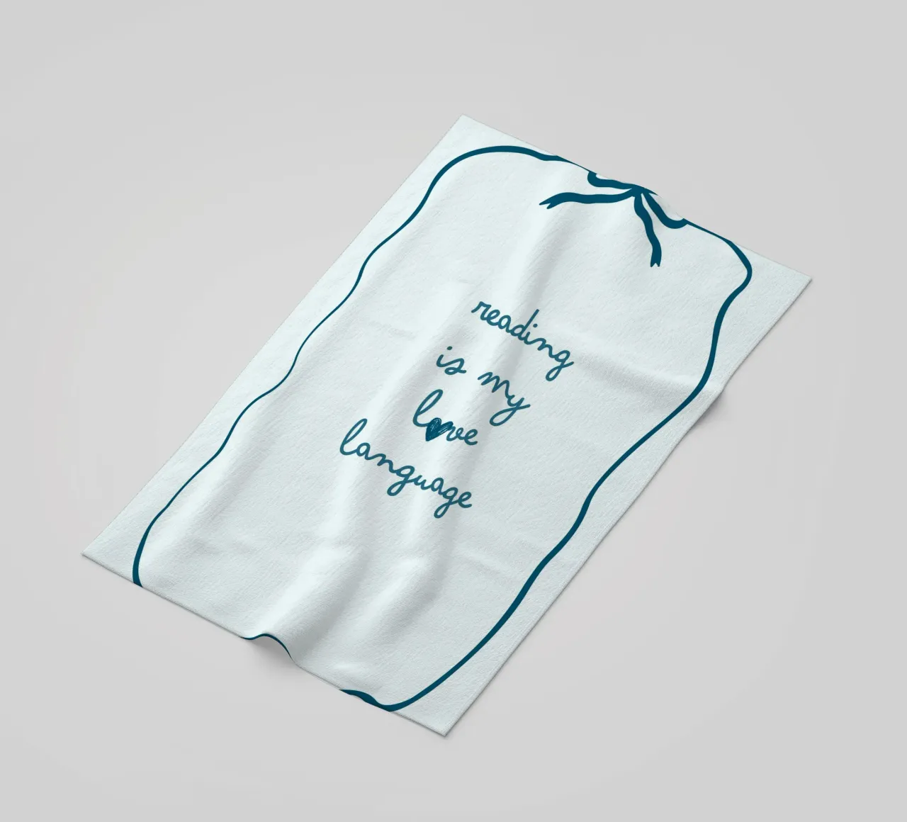 Affiche "Reading Is My Love Language" (La lecture est ma langue d'amour) avec nœud bleu serviette de plage de vintagepod