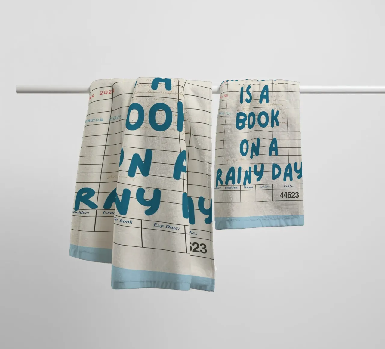 "Poster per la tessera della biblioteca "La felicità è un libro in un giorno di pioggia asciugamano da bagno da vintagepod