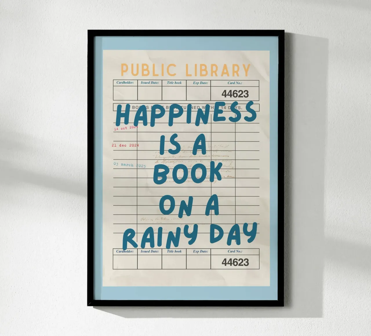 "Poster per la tessera della biblioteca "La felicità è un libro in un giorno di pioggia poster con telaio in plastica da vintagepod