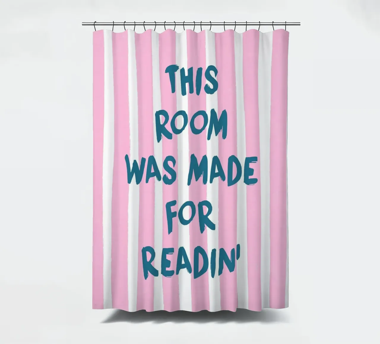 Poster rosa e blu "Questa stanza è stata fatta per leggere". tenda da doccia da vintagepod