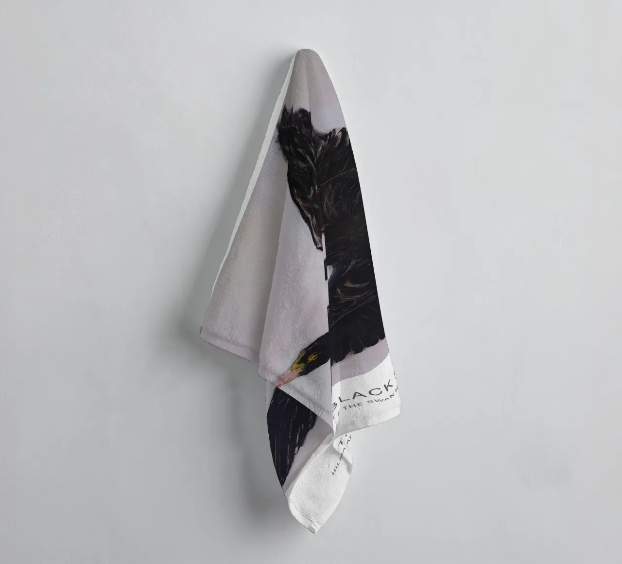 Hilma af Klint "Black Swan" Dynamic Flight Print serviette de bain de homdeco