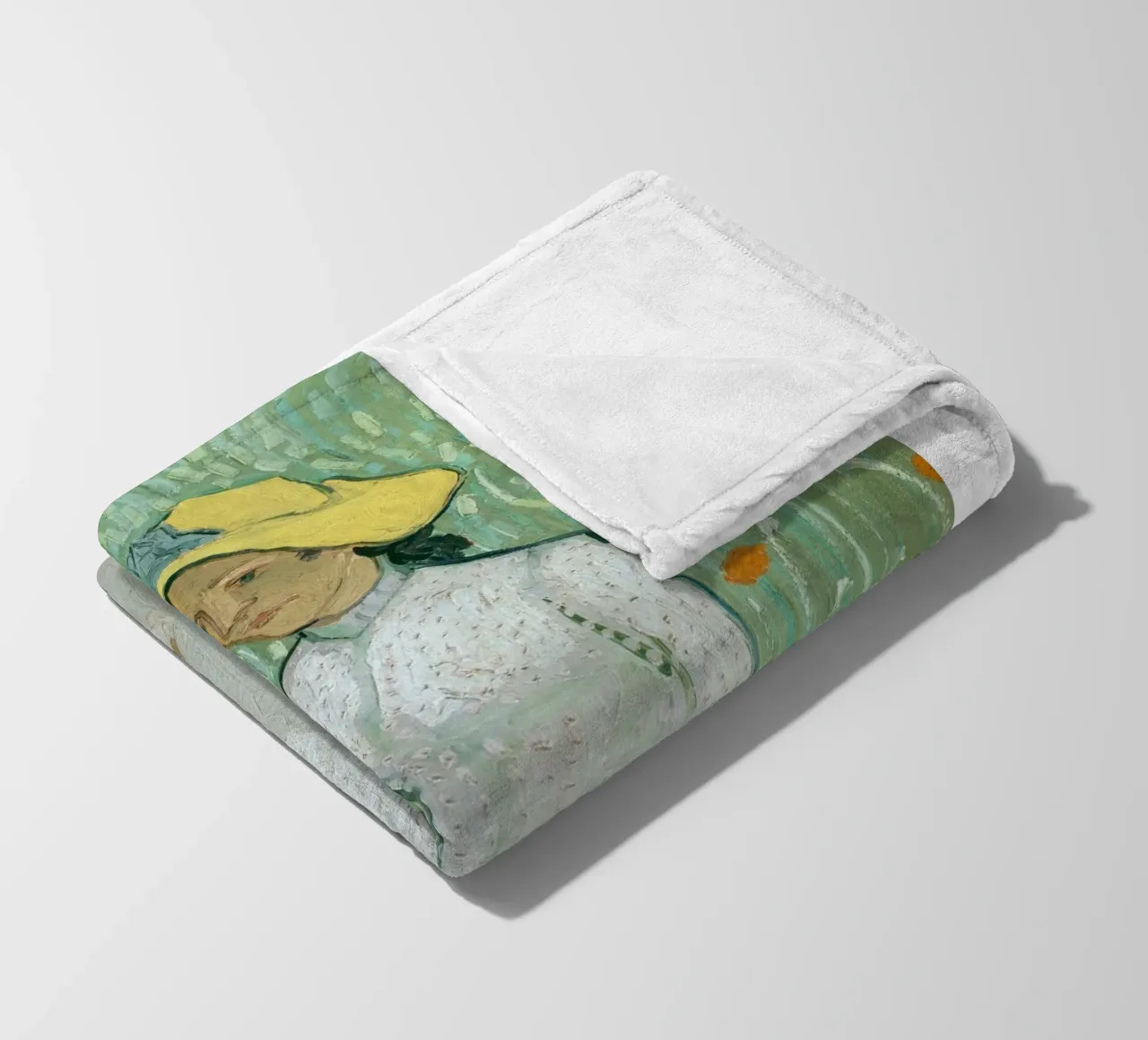 donna in abito bianco coperta in pile da cloud shop