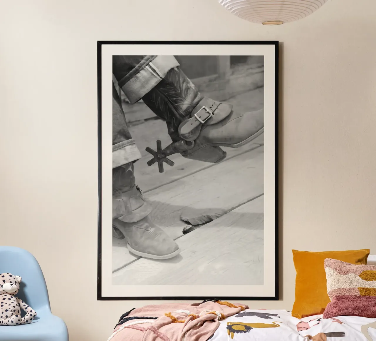 Stivali da cowboy con speroni, foto d'epoca in bianco e nero poster con telaio in legno da Vibrant Vintage Prints