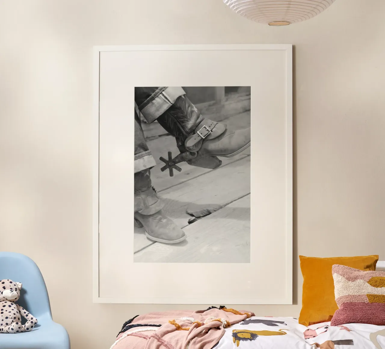 Stivali da cowboy con speroni, foto d'epoca in bianco e nero poster con telaio in legno da Vibrant Vintage Prints
