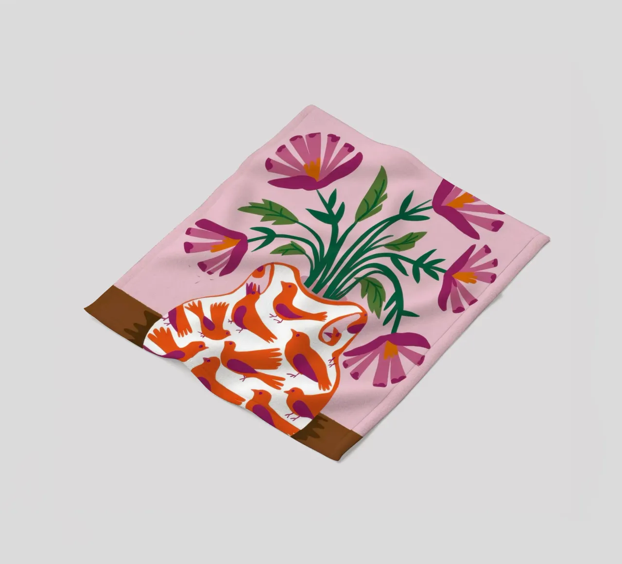 Mohnblumen in einer gemusterten Vase Fleecedecke von Flock Reverie