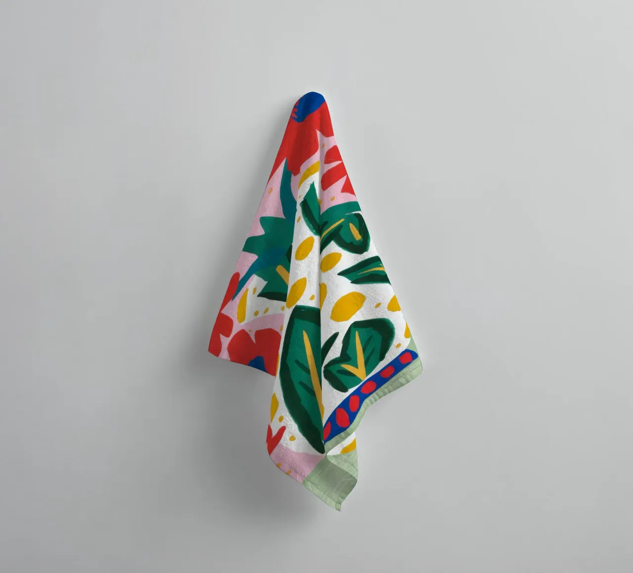 Mohnblumen in einer verzierten Vase Handtuch von Flock Reverie