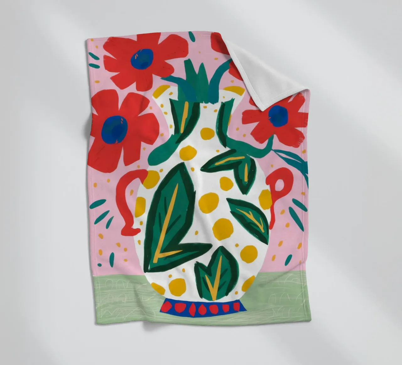 Mohnblumen in einer verzierten Vase Fleecedecke von Flock Reverie