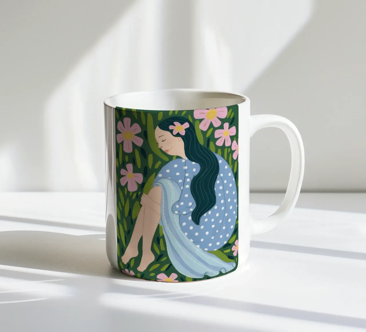 Ragazza in un campo di margherite tazza in ceramica da Flock Reverie
