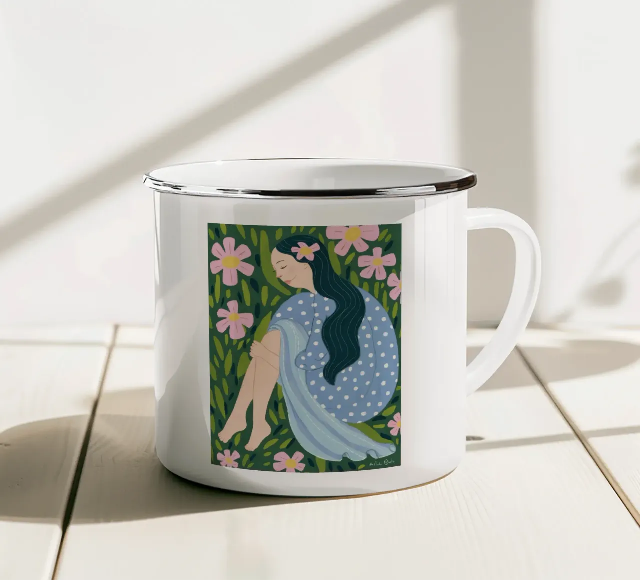 Ragazza in un campo di margherite tazza in smalto da Flock Reverie